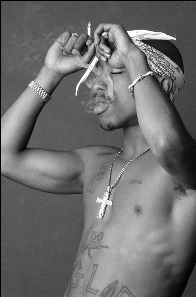 tupac_smokin